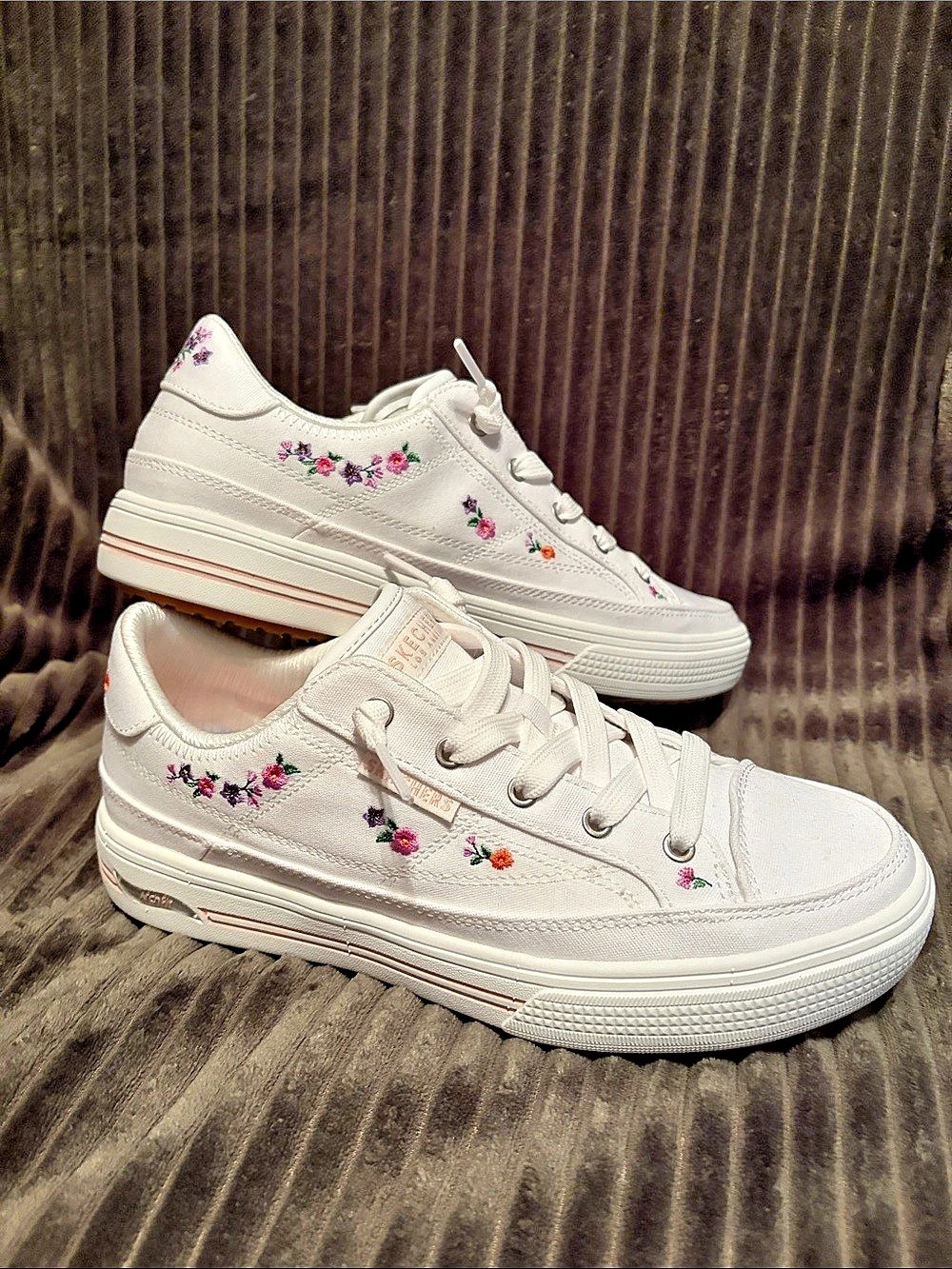 Brand new without box Skechers Arch Fit Arcade - Subtle Bouquet White Floral Sne